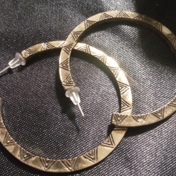 Chevron Cuff & 3 pairs of earrings Distressed gold ,brass tone. Boho - Picture 4 of 7